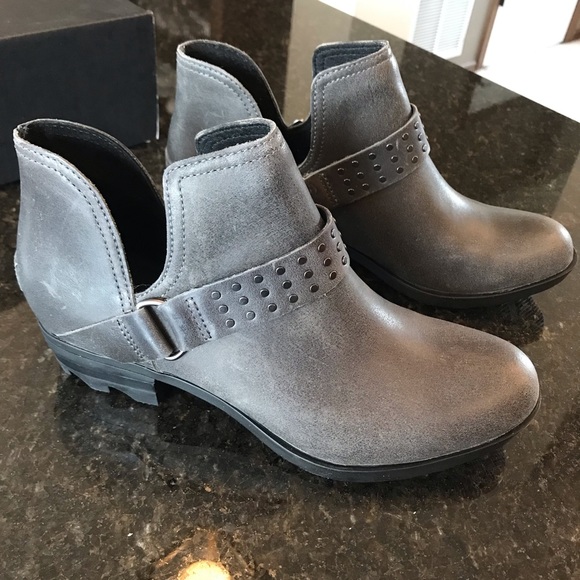 New Sorel Lolla II Strap Stud Shoe, Charocal Grey Ankle Booties, Gray Short Boot - Picture 4 of 16